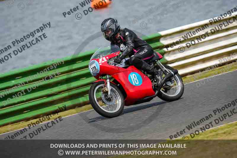Vintage motorcycle club;eventdigitalimages;mallory park;mallory park trackday photographs;no limits trackdays;peter wileman photography;trackday digital images;trackday photos;vmcc festival 1000 bikes photographs